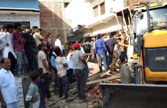 लालगोपालगंज में निर्माणाधीन छत गिरने से मजदूर की मौत, दूसरा गंभीर