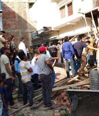 लालगोपालगंज में निर्माणाधीन छत गिरने से मजदूर की मौत, दूसरा गंभीर