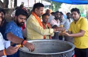 मेडिकल कॉलेज चैराहे पर विशाल भंडारे का आयोजन