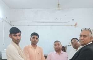 अदालत के आदेश पर बीमा कंपनी ने याची को 3.29 लाख रुपये का चेक सौंपा