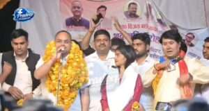 मिर्जापुर में गूंजा बिरहा, जब मंच पर उतरे अपर आयुक्त विश्राम यादव।