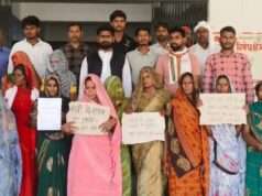 शराब की दुकान को हटाने के लिए ग्रामीणों का प्रदर्शन