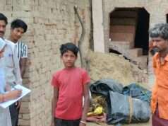 सौरई बुजुर्ग में बच्चों के नामांकन व उपस्थिति के लिए शिक्षकों की टीम घर-घर जाकर दे रही दस्तक