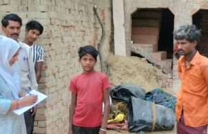 सौरई बुजुर्ग में बच्चों के नामांकन व उपस्थिति के लिए शिक्षकों की टीम घर-घर जाकर दे रही दस्तक