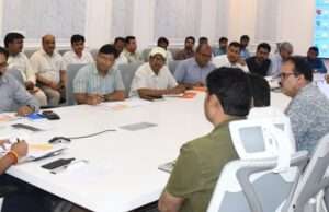विद्यालयों में बिजली कनेक्शन अधूरा, डीएम सख्त, अधिकारियों को लगाई फटकार