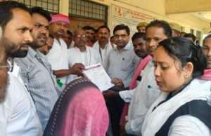 सपाईयों ने तहसील मुख्यालय पर प्रदर्शन कर एसडीएम को सौंपा चार सूत्रीय ज्ञापन