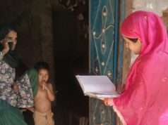 नामांकन व उपस्थिति के लिए घर घर जाकर अभिभावकों को जागरूक कर रही प्रधानाध्यापिका