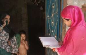 नामांकन व उपस्थिति के लिए घर घर जाकर अभिभावकों को जागरूक कर रही प्रधानाध्यापिका