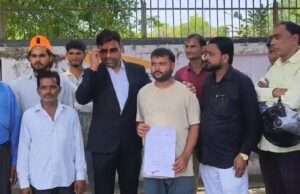 गली में अतिक्रमण को लेकर ग्रामीणों ने जिलाधिकारी से लगाई गुहार