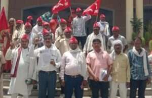 मजदूरों पर दमन के विरोध में वामदलों का प्रदर्शन, राज्यपाल को संबोधित ज्ञापन सौंपा