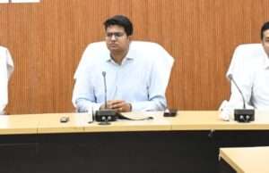 पेट्रोल पंप प्रबंधकों के साथ डीएम-एसपी की बैठक, कालाबाजारी पर सख्ती के निर्देश