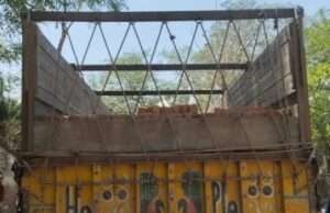 प्रयागराज के कौंधियारा थाना क्षेत्र में सेल टैक्स विभाग की बड़ी कार्रवाई ओवरलोड ट्रक के बिल में गड़बड़ी, वाहन हिरासत में