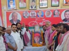 न्याय पूर्ण और समता मूलक समाज चाहते थे ज्योतिबा फुले, सपा कार्यालय मे मनाई गई जयंती