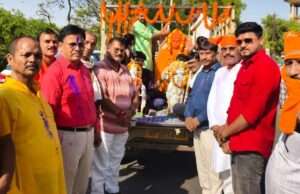 श्रीराम दरबार एवं हनुमान जी महाराज की मूर्ति स्थापना को लेकर निकली शोभा यात्रा, हुई पुष्पवर्षा