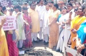 नारी शक्ति वंदन अधिनियम के विरोध पर भाजयुमो का प्रदर्शन, कांग्रेस का पुतला दहन