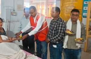 डॉ. हैनिमैन की 271वीं जयंती पर सेवा कार्य, मरीजों को फल-बिस्कुट वितरित