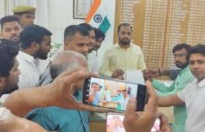 निजी स्कूलों की मनमानी फीस पर रोक की मांग, राष्ट्रवादी नौजवान सभा ने डीएम को सौंपा ज्ञापन
