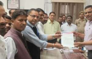 प्राइवेट स्कूलों की मनमानी के खिलाफ प्रदर्शन कर जिलाधिकारी को सौंपा ज्ञापन