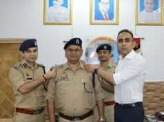 शंकरगढ़ थाना प्रभारी यशपाल सिंह डिप्टी एसपी को वरिष्ठ अधिकारियों ने स्टार लगाकर सम्मानित किया