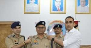 शंकरगढ़ थाना प्रभारी यशपाल सिंह डिप्टी एसपी को वरिष्ठ अधिकारियों ने स्टार लगाकर सम्मानित किया