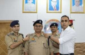 शंकरगढ़ थाना प्रभारी यशपाल सिंह डिप्टी एसपी को वरिष्ठ अधिकारियों ने स्टार लगाकर सम्मानित किया
