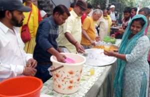 पीतांबरा पीठ मित्र मंडल द्वारा प्रसाद वितरण कार्यक्रम आयोजित
