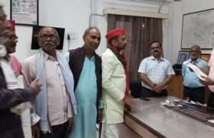 सपा प्रतिनिधिमंडल ने डीएम से मुलाकात कर मतदाता सूची में काटे और जोड़े गए नामों का मांगा ब्योरा