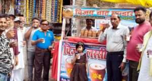 तपती गर्मी में निःशुल्क लस्सी बांटकर दी राहत