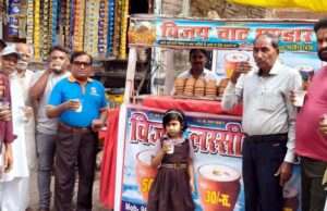 तपती गर्मी में निःशुल्क लस्सी बांटकर दी राहत