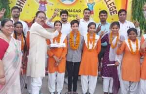 फतेहपुर में यूपी बोर्ड रिजल्ट से छाया जश्न, छात्र-छात्राओं ने लहराया सफलता का परचम