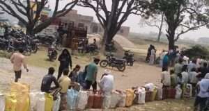 भीषण गर्मी में गैस के लिए लंबी कतारें, होम डिलीवरी पर उठे सवाल