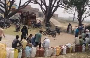 भीषण गर्मी में गैस के लिए लंबी कतारें, होम डिलीवरी पर उठे सवाल