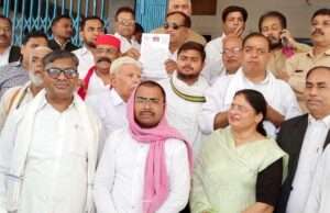 सांसद आवास पर हमले के विरोध में सपा का प्रदर्शन, राज्यपाल को भेजा ज्ञापन