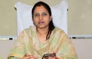 डीएम रविंद्र सिंह का तबादला, निधि गुप्ता बनीं नई जिलाधिकारी