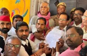 गाजीपुर कीघटना को लेकर अखिल भारतीय विश्वकर्मा शिल्पकार महासभा ने महामहिम राज्यपाल के नाम सम्बोधित ज्ञापन जिलाधिकारी को सौंपा