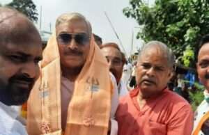 मिर्जापुर पहुंचे कांग्रेस सांसद प्रमोद तिवारी, धरना खत्म कराने पर सीएम को लिखा पत्र