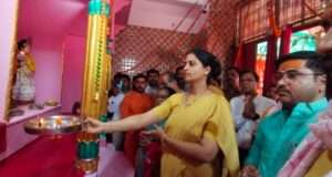 डीएम निधि गुप्ता वत्स ने बाके बिहारी मंदिर में की पूजा-अर्चना, वृक्षारोपण कर दिया पर्यावरण संरक्षण का संदेश