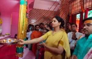 डीएम निधि गुप्ता वत्स ने बाके बिहारी मंदिर में की पूजा-अर्चना, वृक्षारोपण कर दिया पर्यावरण संरक्षण का संदेश