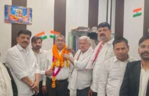 कलेक्ट्रेट में नवनिर्वाचित बार अध्यक्ष बाबू सिंह यादव का हुआ भव्य स्वागत