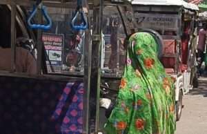खीरी बाजार में सड़क पटरी पर अवैध कब्जा, राहगीरों को भारी परेशानी