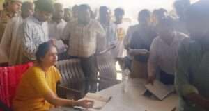 डीएम निधि गुप्ता वत्स का फॉर्मर रजिस्ट्री कैंप पर औचक निरीक्षण, अधिकारियों को दिए सख्त निर्देश