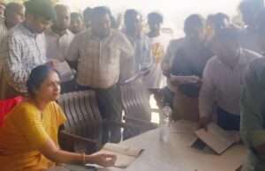 डीएम निधि गुप्ता वत्स का फॉर्मर रजिस्ट्री कैंप पर औचक निरीक्षण, अधिकारियों को दिए सख्त निर्देश