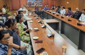 वर्ल्ड हेरिटेज डे पर झाँसी वैगन कारखाना में हेरिटेज वॉक, छात्रों ने देखा ऐतिहासिक रेल विरासत