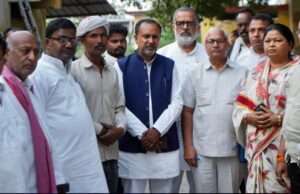 थ्रेसर मे फंस कर युवक की हुई दर्दनाक मौत के अंतिम संस्कार मे शामिल हुए सपा के नेता एवं पदाधिकारी, जताया शोक