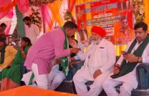 भाकियू प्रवक्ता राकेश टिकैत अखरी में किसान नेता के श्रद्धांजलि सभा में किया शिरकत