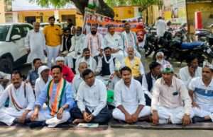 अहरौरा एवं अष्टभुजा टोल प्लाजा हटाने की मांग को लेकर कांग्रेस का धरना दूसरे दिन भी रहा जारी