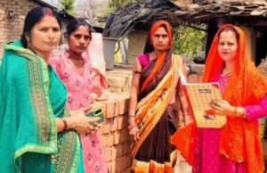 नवीन नामांकन के लिए घर-घर पहुंच रहीं शिक्षिका मोहिनी शुक्ला