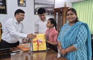 बीएसए ने दिव्यांग छात्रा को उपलब्ध करायी ब्रेल पाठ्य पुस्तकें