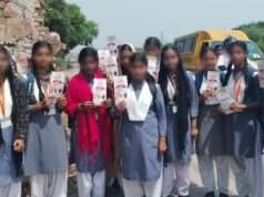 महिलाओं और बालिकाओं को दी गई हेल्पलाइन नंबरों की जानकारी