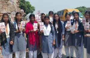 महिलाओं और बालिकाओं को दी गई हेल्पलाइन नंबरों की जानकारी
